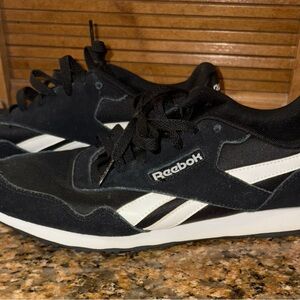 Reebok Unisex Black and White Suede Sneakers.
Men’s 9, Women’s 10.5